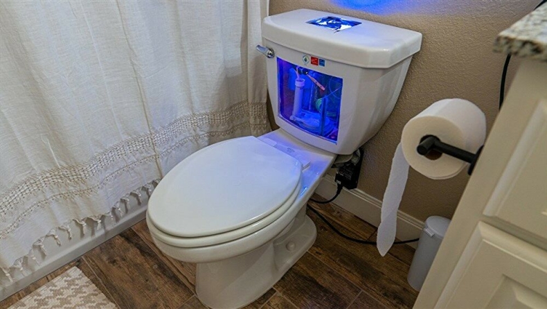 YouTuber έκανε την τουαλέτα του gaming PC! (vid)