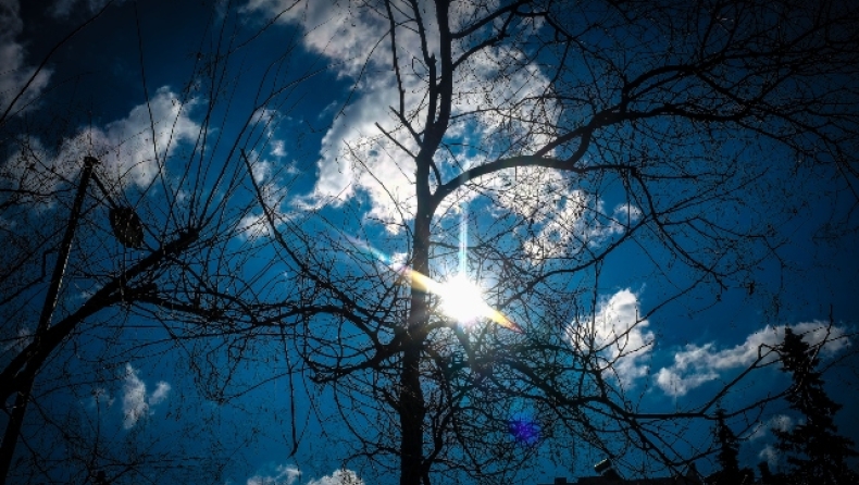 Αίθριος ο καιρός της Πέμπτης (11/8) με αραιές νεφώσεις (χάρτες & vid)