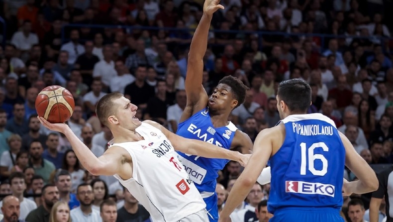 Σερβία - Ελλάδα: Αποχώρησε από το παρκέ ο Κώστας Αντετοκούνμπο