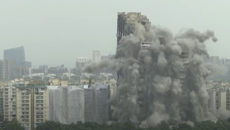 Η στιγμή που κατεδαφίζονται δύο ουρανοξύστες 103 μέτρων στην Ινδία (vid)