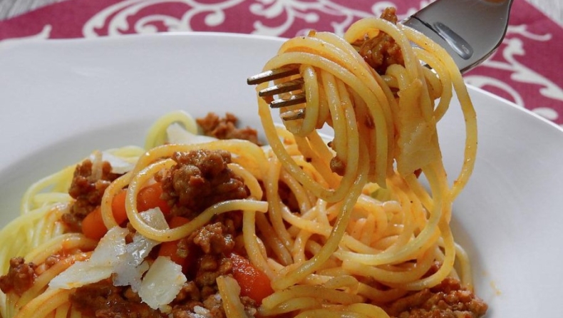 Μια influencer δίνει έξι λόγους για τους οποίους οι Ιταλοί δεν παχαίνουν, ενώ τρώνε πολλά ζυμαρικά (vid)