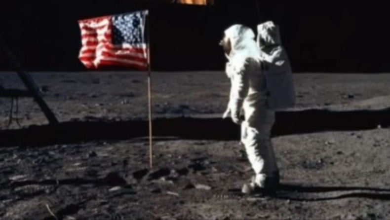 Μία αστροφυσικός «πετσοκόβει» τους λάτρεις θεωριών συνωμοσίας εξηγώντας γιατί η σημαία στο φεγγάρι «κυματίζει» χωρίς άνεμο (vids)