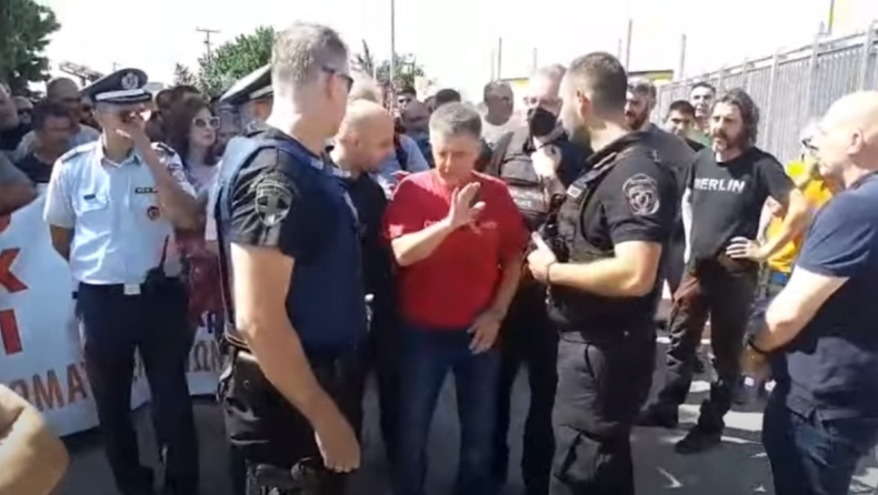 Η στιγμή της σύλληψης του πρόεδρο σωματείου εργαζομένων στη «Μαλαματίνα»: «Χαίρεστε; Είναι τιμή μου» (vid)