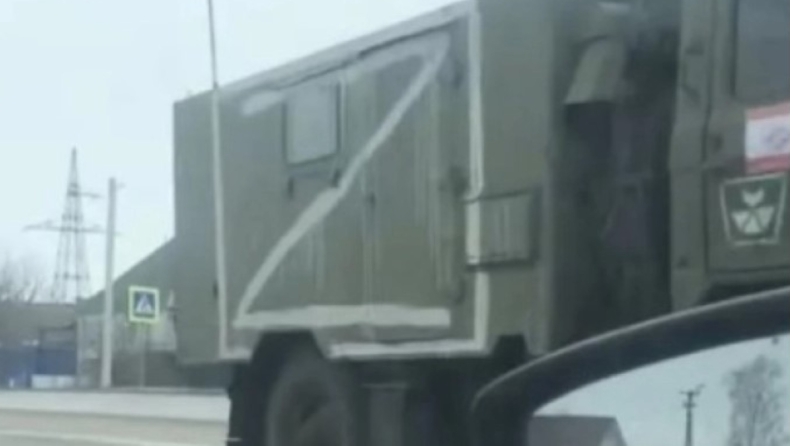 Στην Κριμαία οι ρωσικές αρχές γκρέμισαν συνεργείο γιατί ο ιδιοκτήτης του δεν έφτιαχνε στρατιωτικό φορτηγό με το σύμβολο «Ζ»