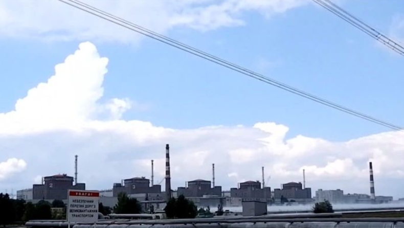 Οι κίνδυνοι αυξάνονται κάθε μέρα» στον πυρηνικό σταθμό της Ζαπορίζια: «Δέχεται πυρά όλμων από τα κατεχόμενα» (vids)