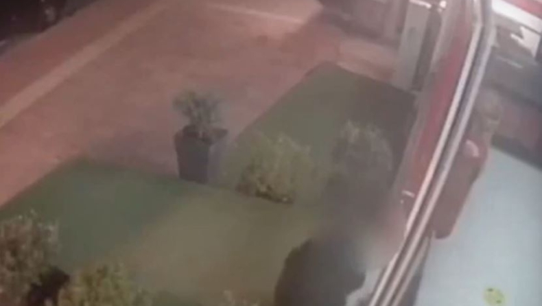 Διαρρήκτης για κλάματα στον Άγιο Δημήτριο: Φεύγοντας ξέχασε το ηλεκτρονικό του τσιγάρο (vid)