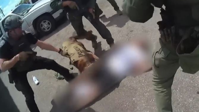Σοκαριστικό βίντεο: Αστυνομικοί σκοτώνουν άνδρα που σημάδευε το κεφάλι υπηρεσιακού σκύλου