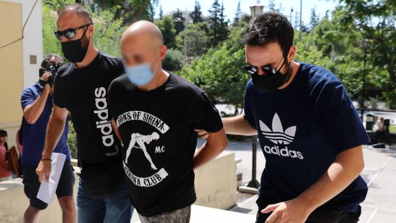 Εφιάλτης για την 19χρονη που εξέδιδε αστυνομικός: Την απειλούν ενόψει δίκης (vid)