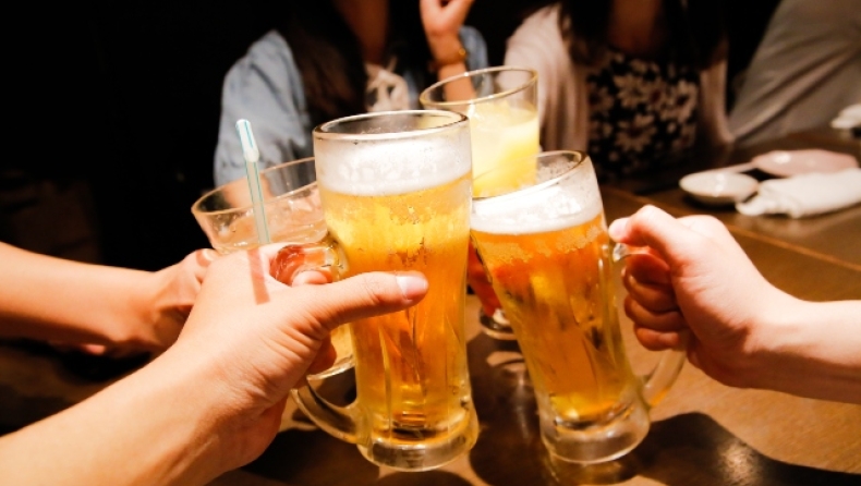 «Πιείτε περισσότερο αλκοόλ»: Γιατί η Ιαπωνία κάνει αυτή την περίεργη έκκληση στους νέους