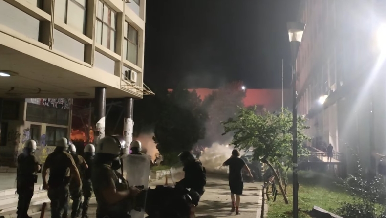 Η ΕΛ.ΑΣ λέει πως δεν έριξε δακρυγόνα στην συναυλία του Παπακωνσταντίνου, αλλά οι εικόνες την διαψεύδουν (vid)