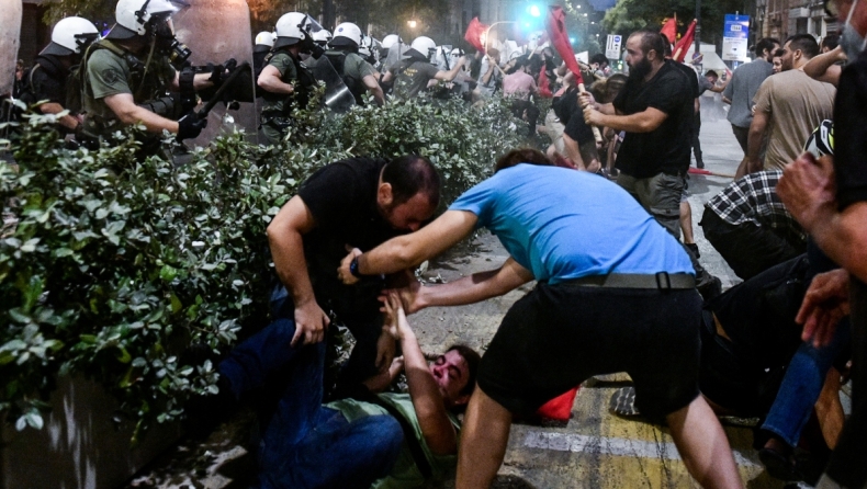 Επεισόδια στην συγκέντρωση φοιτητών στο κέντρο της Αθήνας (vids)