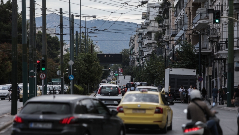 Περνάμε τουλάχιστον μία ώρα την ημέρα μέσα στο αυτοκίνητο και χάνουμε 10 ευρώ