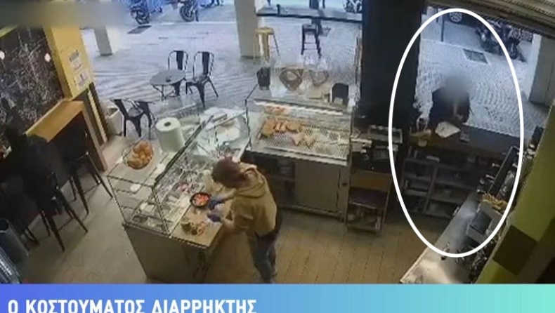 Κοστουμάτος κλέφτης στο κέντρο της Αθήνας: Μπήκε και άρπαξε το laptop ενώ η υπάλληλος έφτιαχνε σάντουιτς (vid)