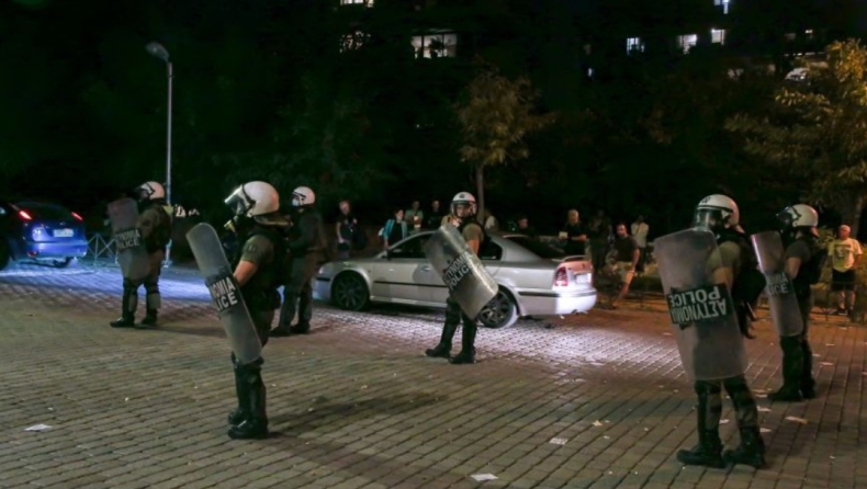 Φοιτητές τρόλαραν τα ΜΑΤ, φωνάζοντας σύνθημα για τον Μαρσέλο του Ολυμπιακού: «Πετάξτε τις ασπίδες...» (vid)