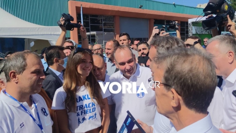 To περίπτερο του Ηρακλή επισκέφτηκε ο Μητσοτάκης: Του ζήτησαν να γίνει μέλος του συλλόγου (vid)