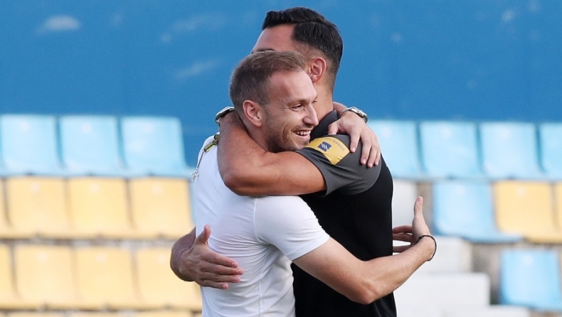 Παναιτωλικός - ΑΕΚ: Η θερμή αγκαλιά Μπακάκη - Τζαβέλλα και τα τετ α τετ με τους παίκτες της Ενωσης