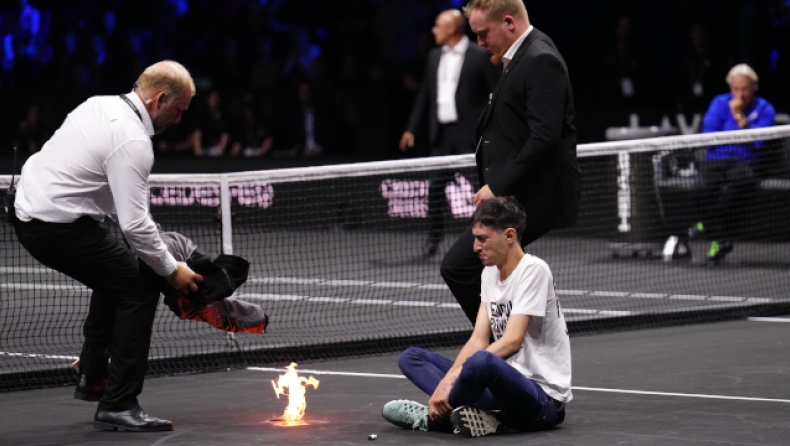 Laver Cup: Ανδρας εισέβαλε στο court και έβαλε φωτιά στο χέρι του την ώρα του αγώνα του Τσιτσιπά! (vid)