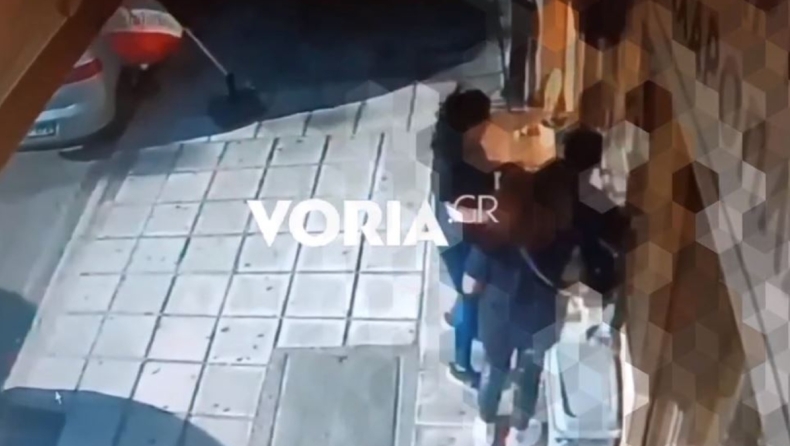 Nτοκουμέντο από τους πυροβολισμούς στη Νεάπολη: Eίδε τους δράστες να έρχονται και άρχισε να τρέχει (vid)