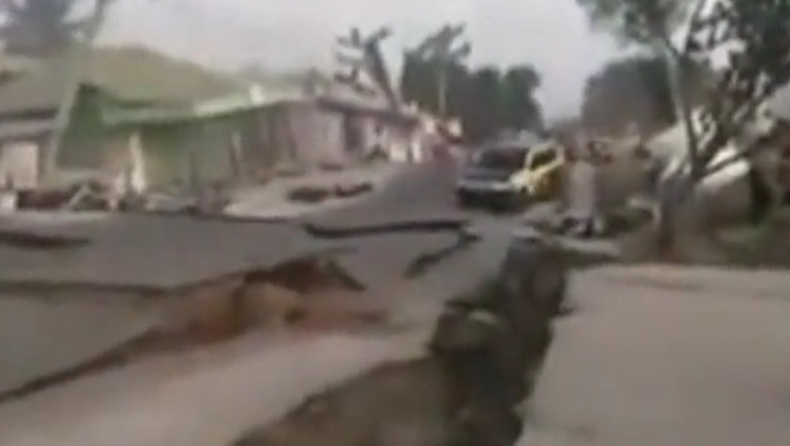 Ισχυρός σεισμός 7,6 βαθμών στην Παπούα Νέα Γουινέα: Σοκαριστικά βίντεο, άνοιξε η γη (vid)