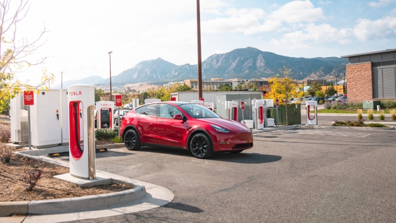 Tesla: Άνοιξε ο τρίτος σταθμός supercharger στην Αταλάντη