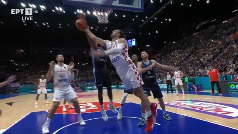 Κροατία - Ελλάδα: Ο Θανάσης Αντετοκούνμπο υποδέχθηκε τον Σάριτς στο EuroBasket 2022 με εντυπωσιακό μπλοκ (vid)