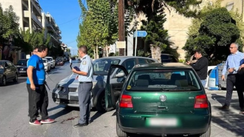 Τρελή πορεία ηλικιωμένου οδηγού Ι.Χ: Τραυμάτισε οδηγό μηχανής, 2 μαθητές και έπεσε πάνω σε άλλο αυτοκίνητο (vid)