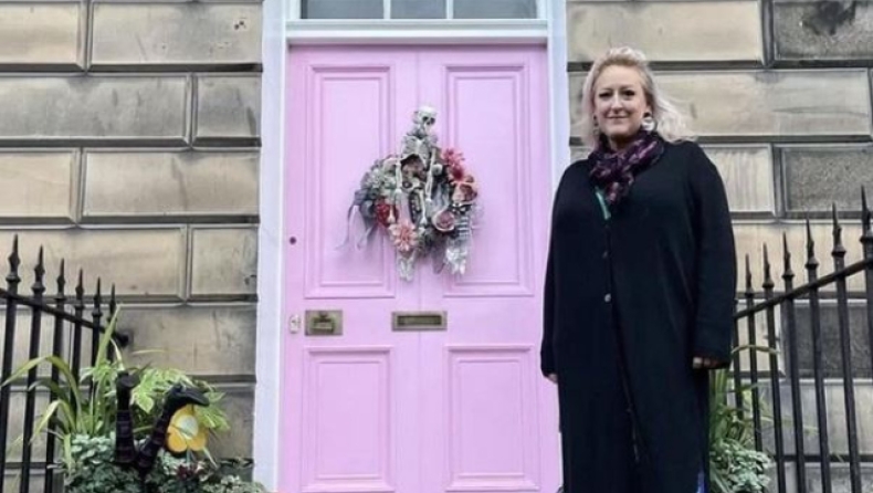 Έβαψε την πόρτα του σπιτιού της ροζ και τώρα καλείται να πληρώσει πρόστιμο 20.000 λίρες
