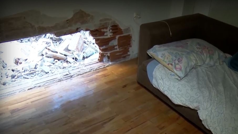 Απίστευτο περιστατικό στη Θεσσαλονίκη: Γκρέμιζαν πολυκατοικία και άνοιξαν τρύπα σε διπλανό διαμέρισμα (vid)