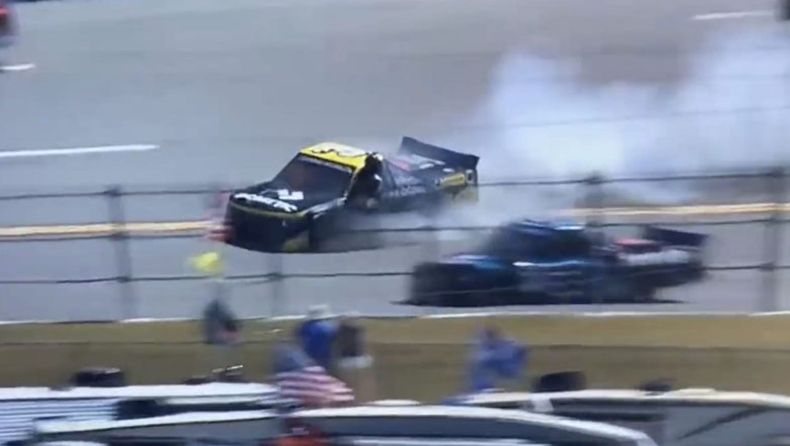 Οδηγός NASCAR πήδηξε από το παράθυρο φλεγόμενου αγωνιστικού (vid)