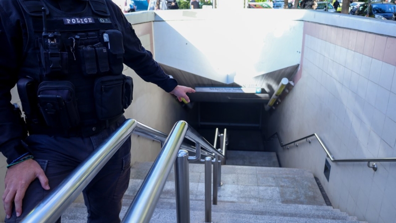 Χούλιγκαν έσπασαν με σφυριά ακυρωτικά μηχανήματα και ΑΤΜ στον σταθμό του Μετρό «Άγιος Ιωάννης» (vid)