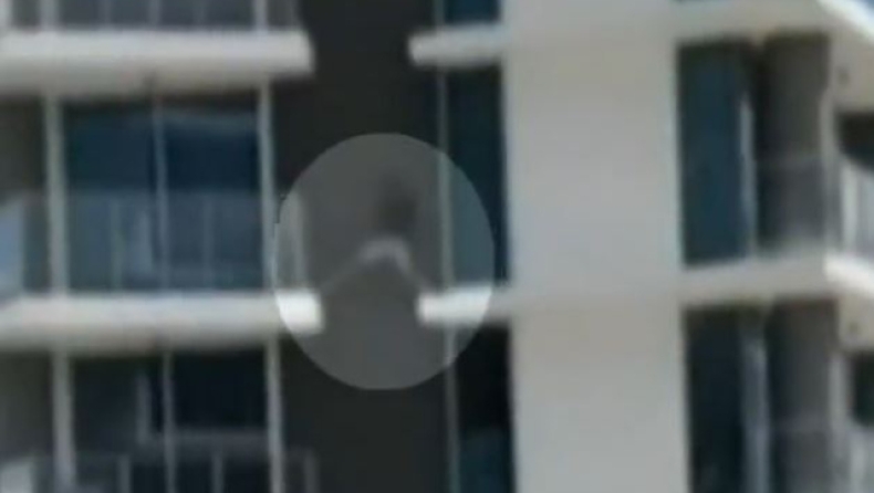 Τρομακτικά πλάνα με άνδρα να πηδάει από μπαλκόνι σε μπαλκόνι σε 24οροφη πολυκατοικία (vid)