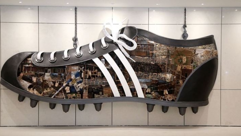 ΑΕΚ: «Το παπούτσι που δεν φόρεσες» στην είσοδο των επισήμων της OPAP Arena για τα χρόνια της προσφυγιάς