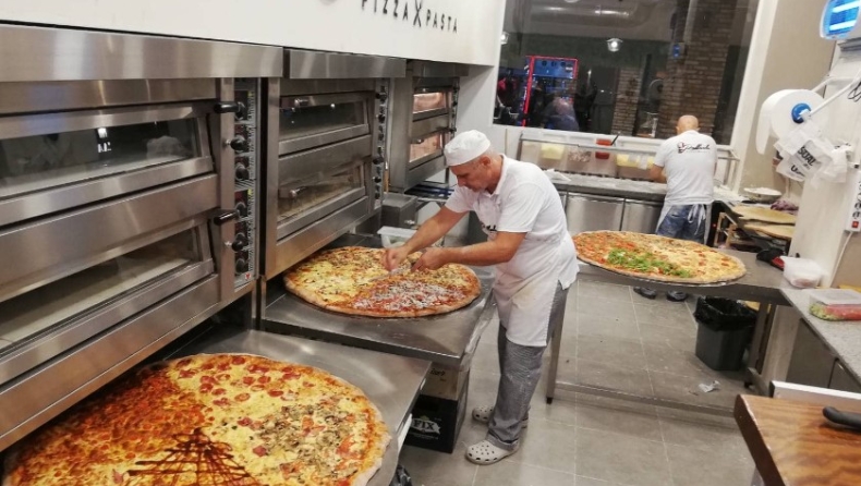 Πίτσα στην Θεσσαλονίκη ζυγίζει 7 κιλά και έχει διάμετρο 3,2 μέτρα: Αν την φάνε 4 άτομα, παίρνουν 100 ευρώ (vid)