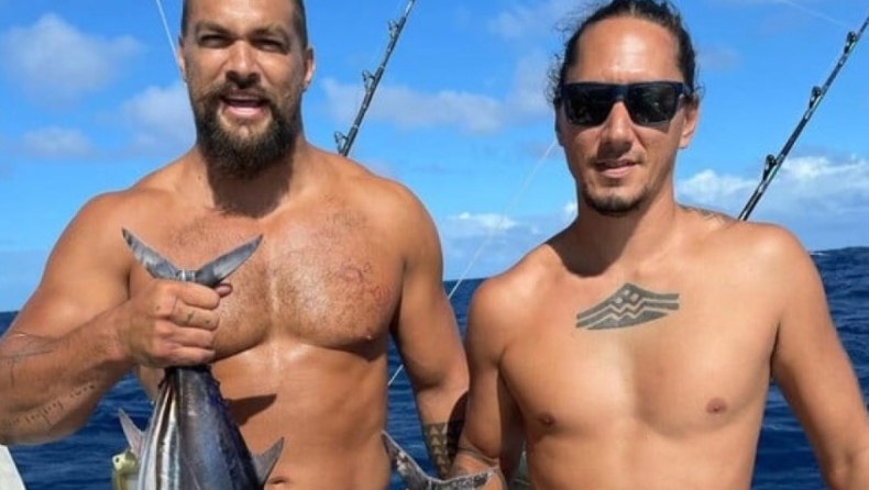 O Jason Momoa ψαρεύει (σχεδόν) ολόγυμνος στη Χαβάη