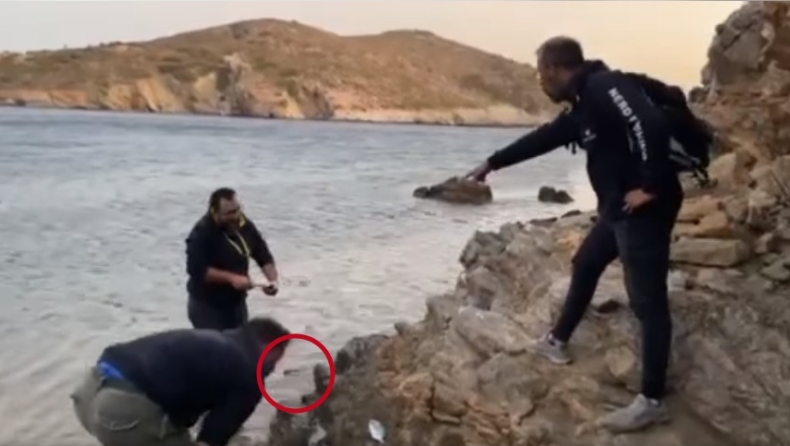 Η στιγμή που σμέρνα επιτέθηκε σε ψαρά στα βράχια: «Την ρ@υ$ιάνα, ερχόταν στο πόδι σου» (vid)