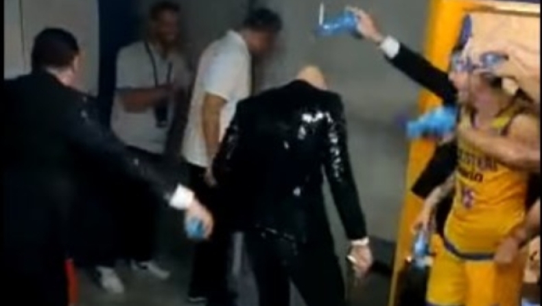 Περιστέρι: «Μπουγέλωσαν» τον Σπανούλη οι παίκτες για την πρώτη νίκη (vid)