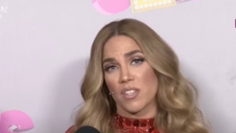 Εκνευρίστηκε η Στικούδη με ερώτηση δημοσιογράφου: «Λέτε το ίδιο και στους άνδρες;» (vid)