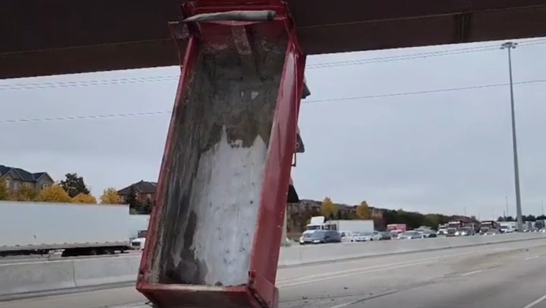 Ο χειρότερος οδηγός στον κόσμο: Κόλλησε την καρότσα του φορτηγού σε οριζόντια στάση κάτω από τη γέφυρα (vid)