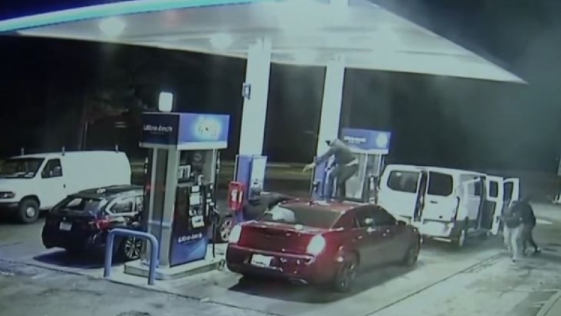 Σκηνικό από ταινία στις ΗΠΑ: Του έστησαν ενέδρα σε βενζινάδικο και του έκλεψαν το αυτοκίνητο (vid)