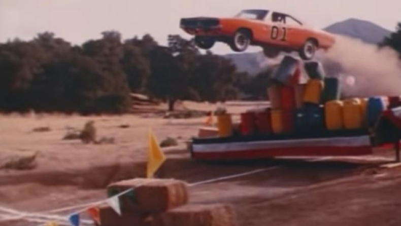 Η μέρα που το θρυλικό αυτοκίνητο της σειράς «Dukes of Hazzard» έγραψε ιστορία με το υψηλότερο άλμα (vid)