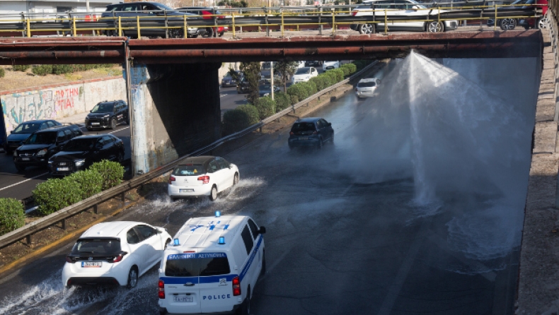 Απίστευτο σκηνικό: Έσπασε αγωγός στην Εθνική Οδό και πλένονται τα αυτοκίνητα που περνάνε (vid)