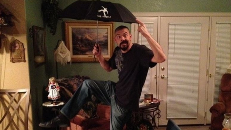 Η πολύ απλή εξήγηση που το άνοιγμα ομπρέλας μέσα στο σπίτι θεωρείται κακή τύχη