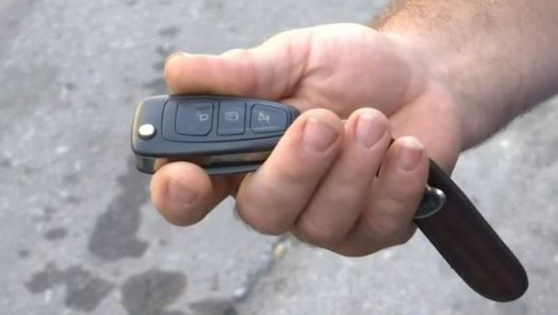 Απίθανη κλοπή στη Γλυφάδα: Άρπαξαν 10.000 ευρώ με το τηλεκοντρόλ του αυτοκινήτου (vid)