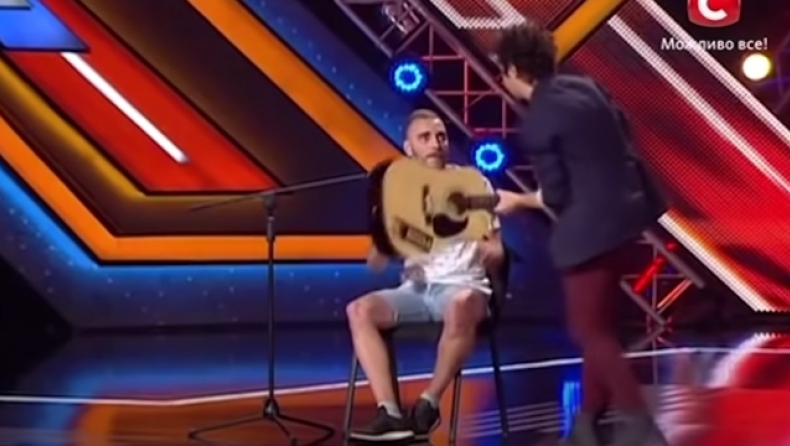 H πιο ντροπιαστική σκηνή στην ιστορία του X Factor: Κριτής έσπασε κιθάρα διαγωνιζόμενου
