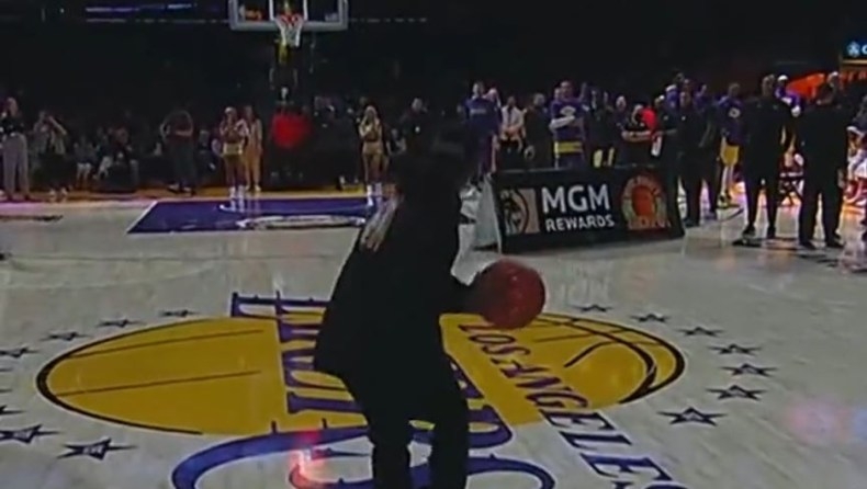 Λος Άντζελες Λέικερς: Φίλαθλος το «έσταξε» από το κέντρο και κέρδισε 75.000 δολάρια (vids)