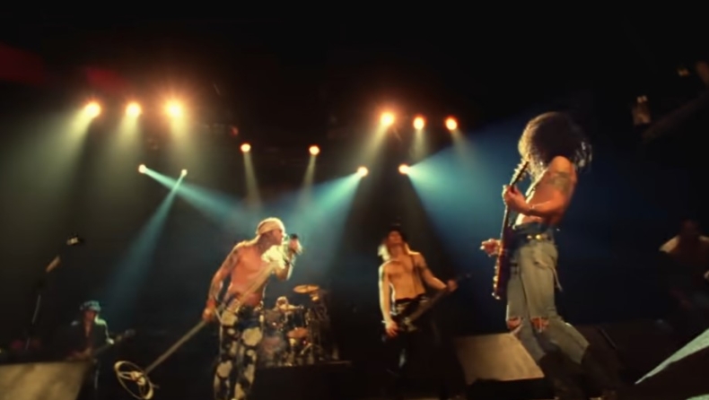 Ο Axl Rose ζητά να σταματήσουν να πετούν drones στις συναυλίες των Guns N' Roses