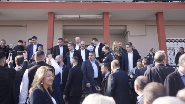 Φανατικός θαυμαστής του Μητσοτάκη του φώναζε: «Είσαι ο Μέσι της πολιτικής, δεν παίζεσαι, επίθεση» (vid)