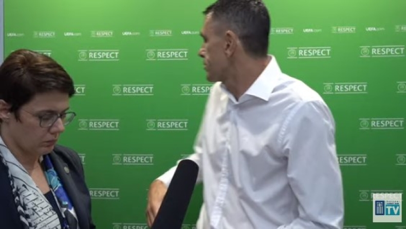 Ελλάδα: Ο Πογιέτ έδειξε το «Respect» στο σήμα της UEFA για το πέναλτι που δεν δόθηκε υπέρ της ομάδας του (vid)