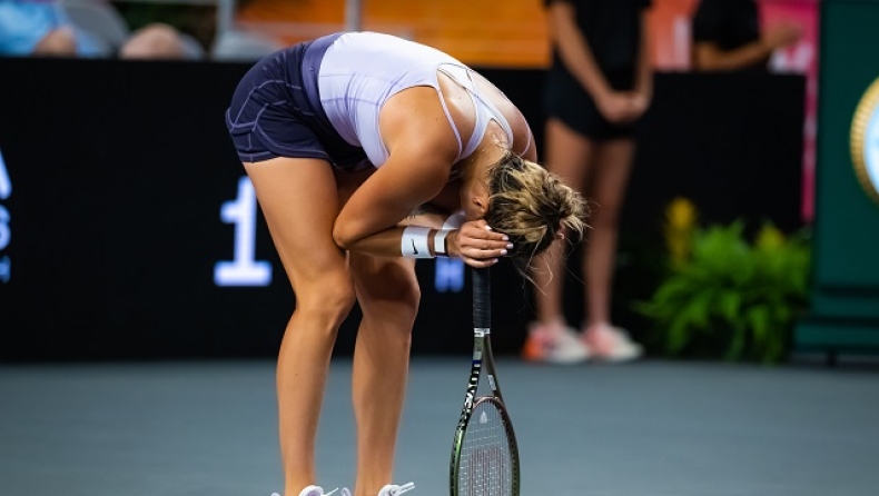 WTA Finals: Η Σαμπαλένκα νίκησε την Ζαμπέρ και παίζει την πρόκριση με την Σάκκαρη στα ημιτελικά