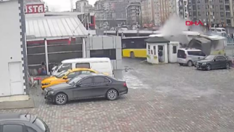 Η σοκαριστική στιγμή που τραμ συγκρούεται και «κόβει» στα δύο λεωφορείο στην Κωνσταντινούπολη (vid)